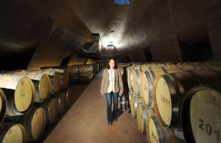 Donna che cammina nella Cantina Marchesi Antinori