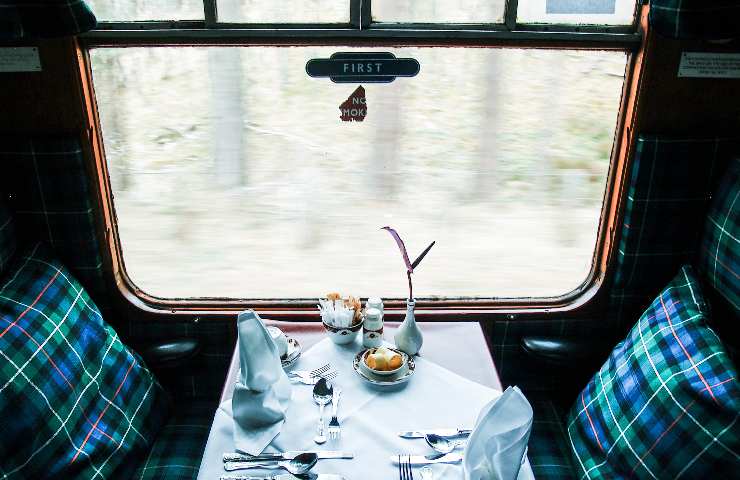 Cena sulla carrozza del treno