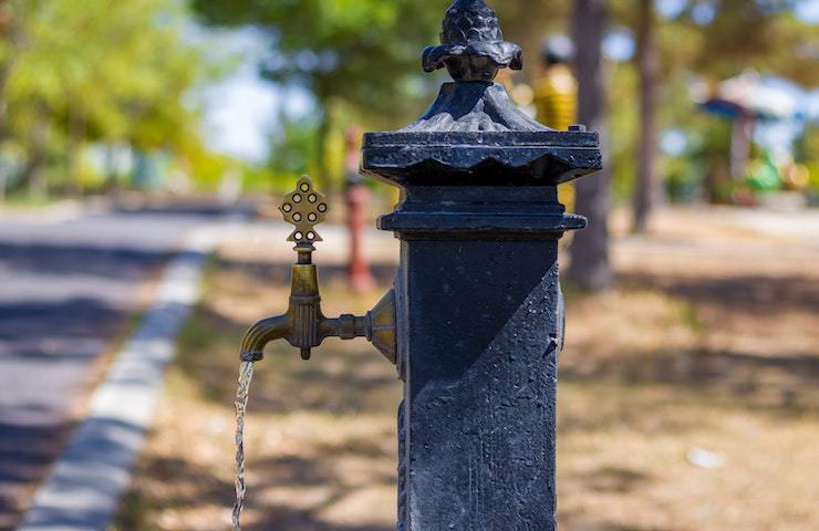 Fontanella in un parco dalla quale sgorga acqua