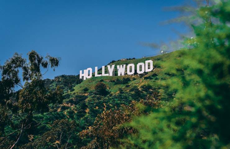 Insegna di Hollywood a Los Angeles ripresa dal basso e avvolta dalla vegetazione