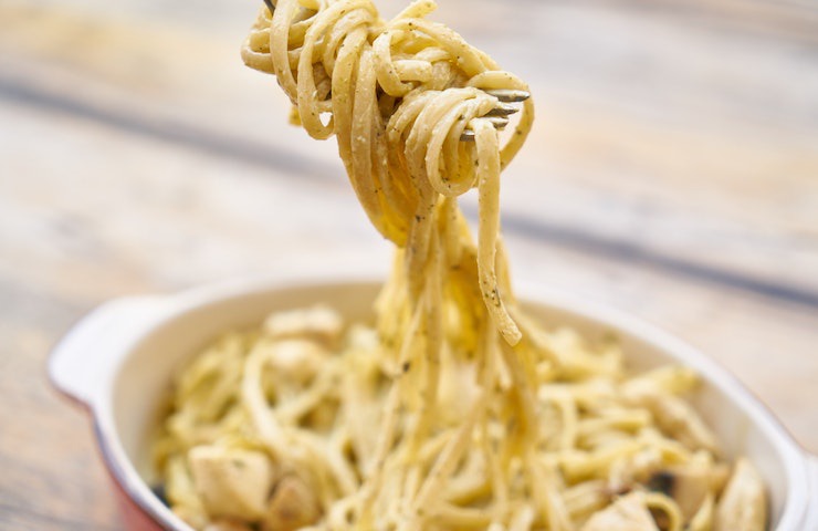 Forchetta immersa in un piatto di pasta alla carbonara