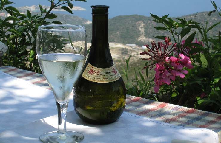 bottiglia di vino greco Retsina