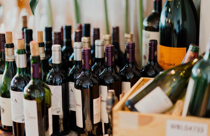 Varie bottiglie di vino appoggiate l'una in fianco all'altra