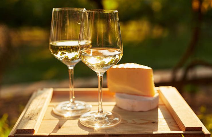 Bicchieri di Riesling con formaggio