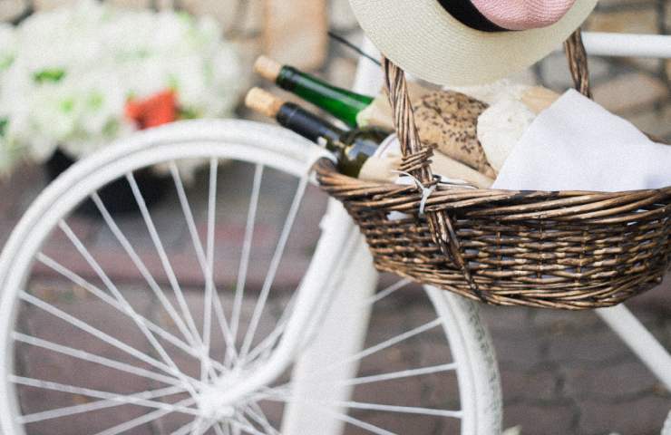 Bottiglie di vino nel cestino di una bicicletta