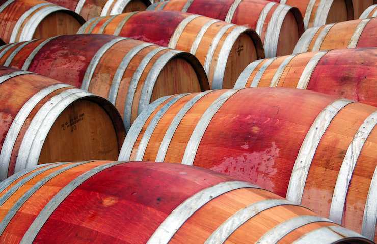 Botti di vino di legno in una cantina