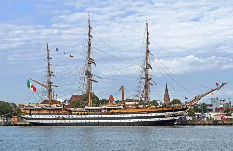 Nave Amerigo Vespucci della Marina Militare Italiana ormeggiata in un porto