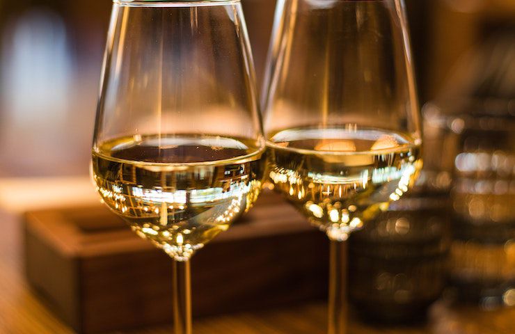 Due calici di vino bianco uno difianco all'altro