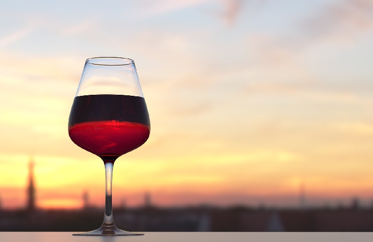 Calice di vino al tramonto