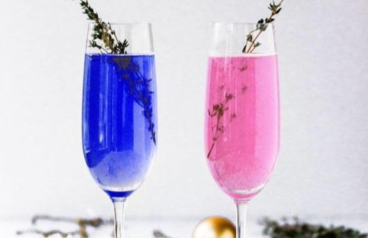 Calici di vino blu e rosa