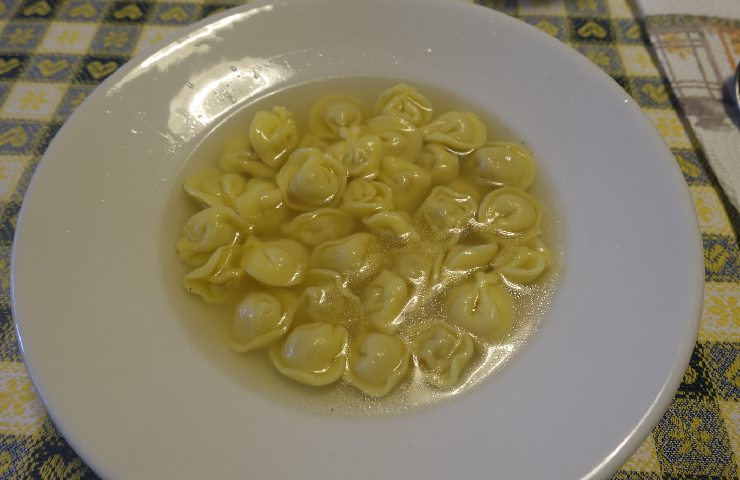 Un piatto di tortellini in brodo