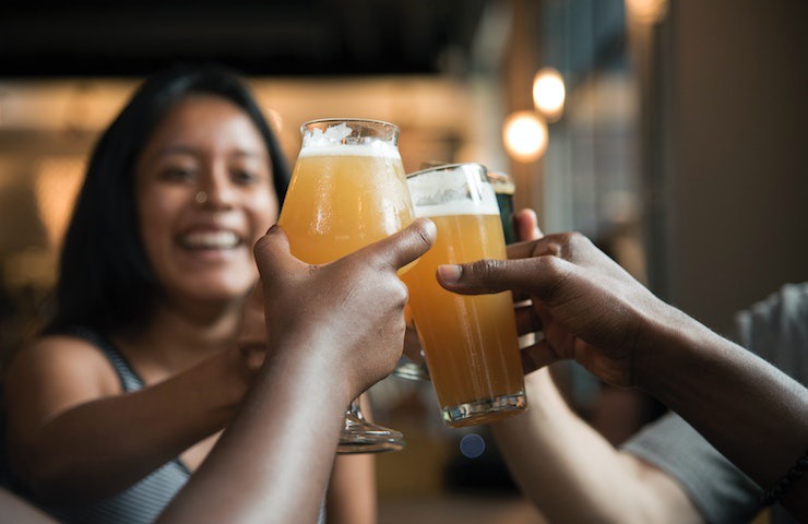 Amici brindano con una birra