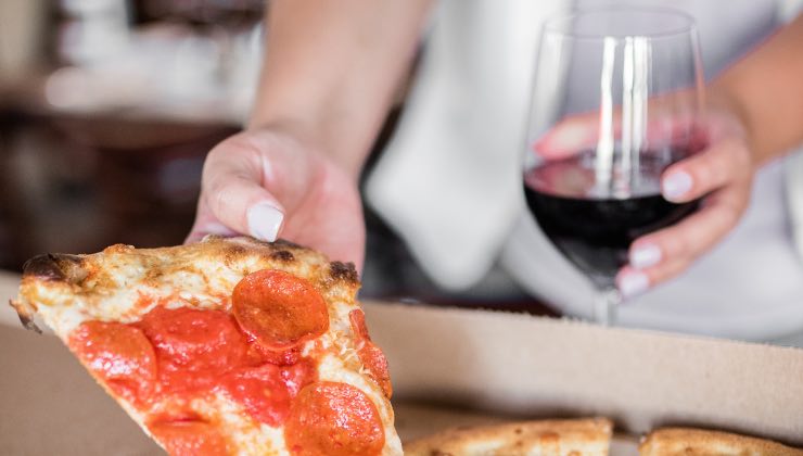 Volete bere vino mentre mangiate pizza? Non c'è nulla di male, anzi