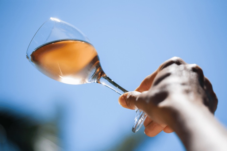 Come si beve il vino rosato e con cosa accompagnare il rosé a tavola