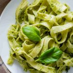 Pasta veloce cremosa con basilico