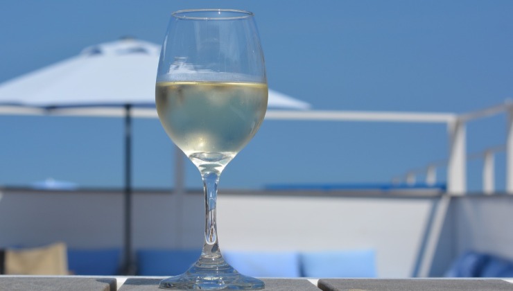 perché con i piatti di pesce si beve il vino bianco