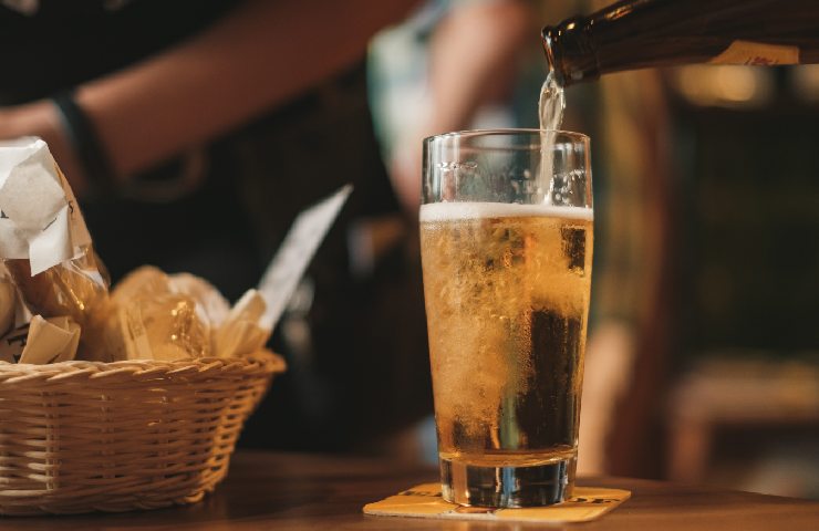 Aperitivo con patatine e birra