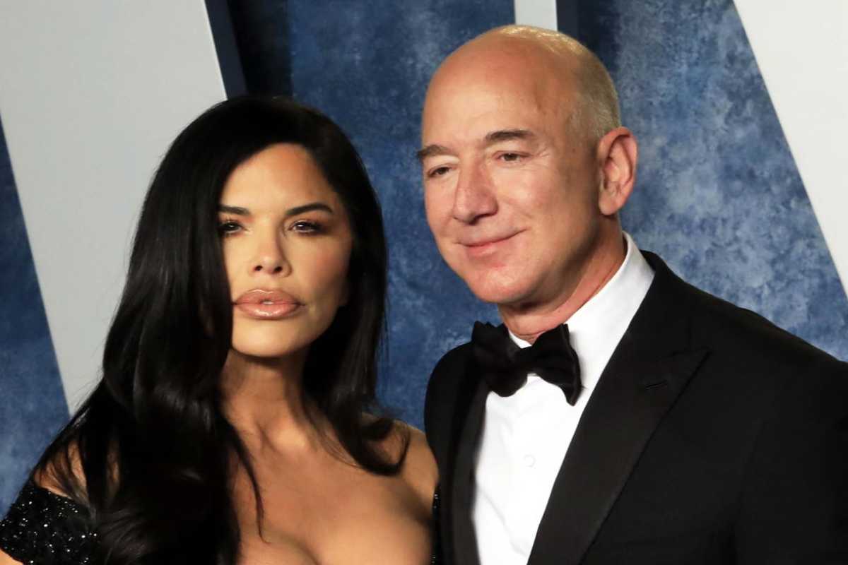 Jeff Bezos fregato in un ristorante di Cannes 