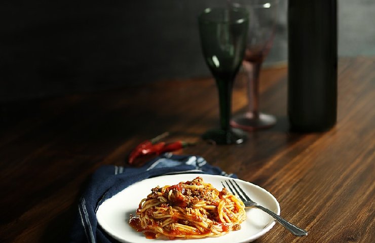 Piatto di pasta e calice di vino