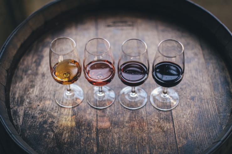 Calici di vino di diversa colorazione