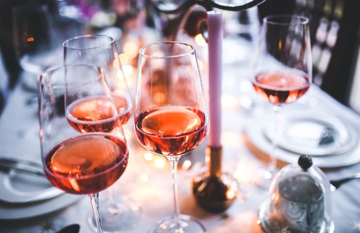 Dei calici di vino rosè