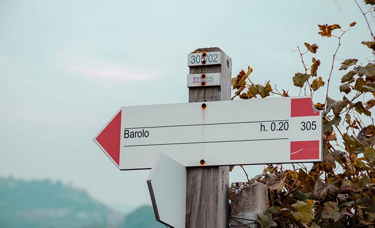 un cartello indica la strada per Barolo