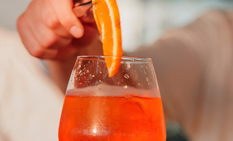 barman prepara uno spritz