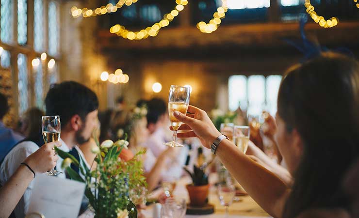 il momento del brindisi durante un matrimonio