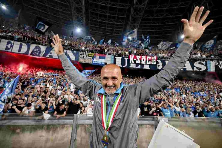 Luciano Spalletti esulta davanti ai tifosi del Napoli