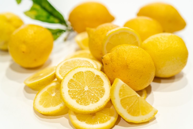 Limoni interi e a fette