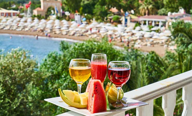 calici di vino, frutta e spiaggia