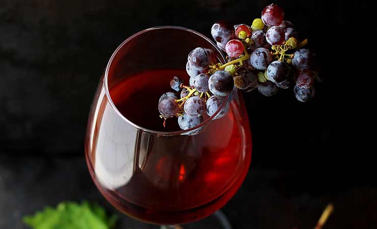 vino rosso e uva