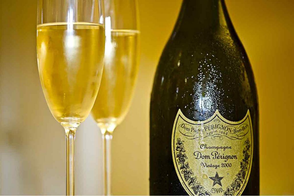 una bottiglia di champagne dom perignon