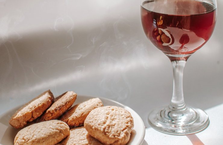 Dei biscotti col vino