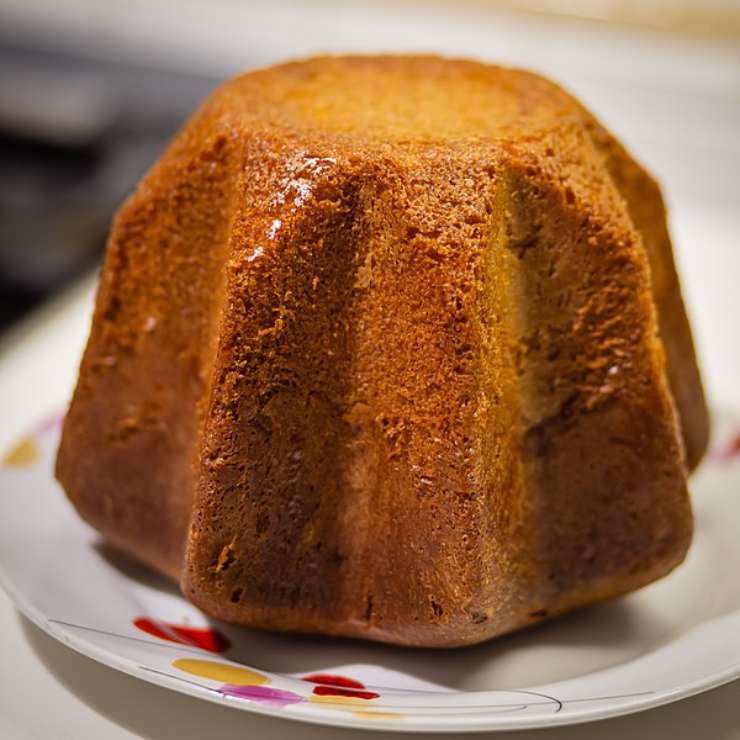 Pandoro su un piatto