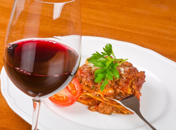 Vino rosso e lasagne