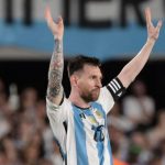 Lionel Messi con la maglia dell'Argentina esulta in campo
