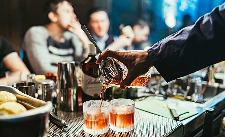 un barman prepara dei drink