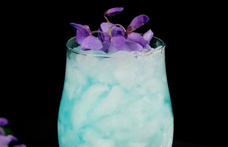 Drink azzurro con fiori lilla