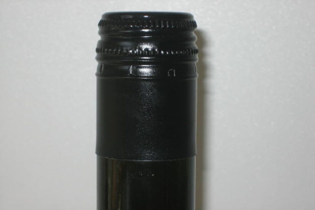 Un tappo a vite su una bottiglia