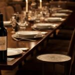 Il segreto per posizionare la bottiglia di vino a tavola durante un pasto
