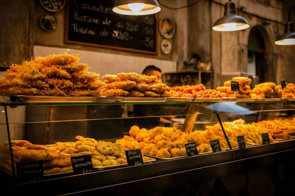 La Rosticceria La rosticceria centenaria di Napoli che sforna la frittatina migliore ...