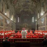 Conclave al secondo giorno: attesa per 4 votazioni e 2 fumate bianche