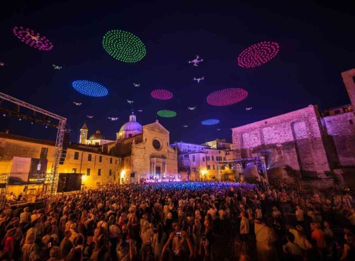 Droni danzano nel cielo di Firenze per celebrare il vino: il magico inizio della “Chianti Lovers Week”