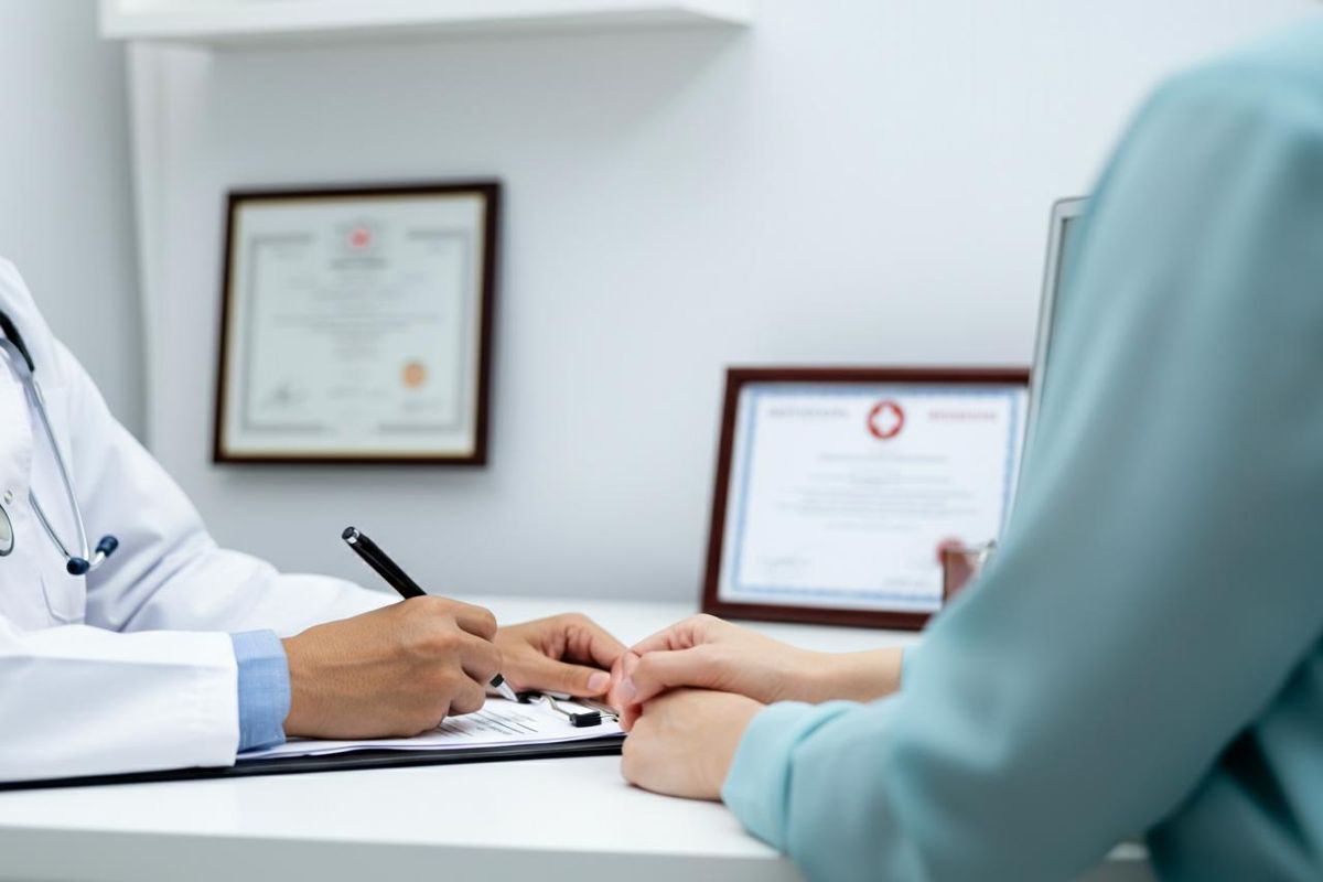 Chiedere soldi per certificati medici di astensione dal lavoro è reato, dice la Cassazione