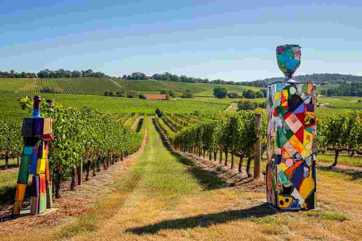 Vino e arte uniti per la solidarietà: all'asta i grandi formati di Ornellaia 2022