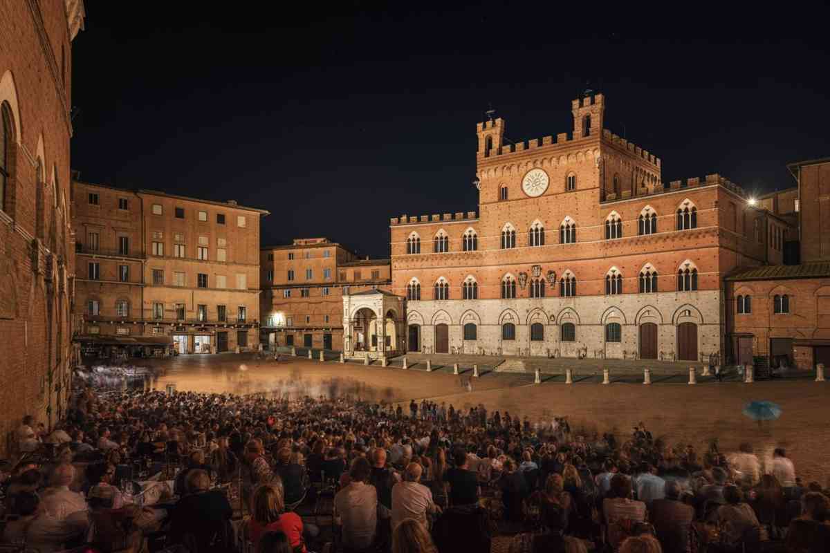 Siena sotto le stelle: un'esperienza tra arte, cibo e musica notturna