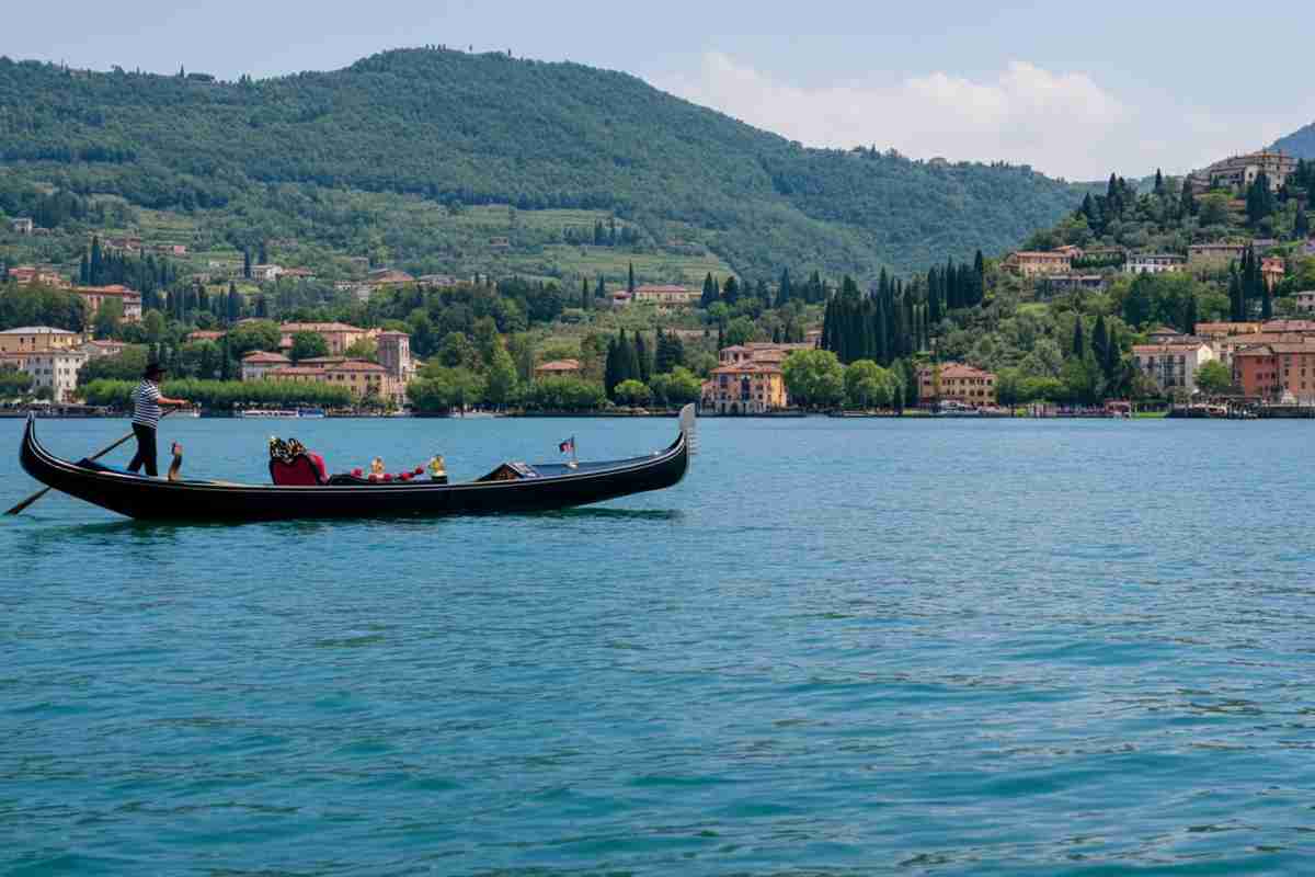 Scoprire il prosecco: un viaggio in gondola tra le colline venete