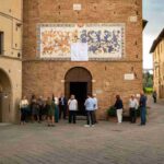 Brunello 2025: Paola Minaccioni lancia una piastrella contro la violenza sulle donne