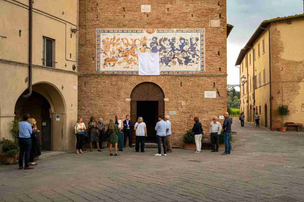 Brunello 2025: Paola Minaccioni lancia una piastrella contro la violenza sulle donne